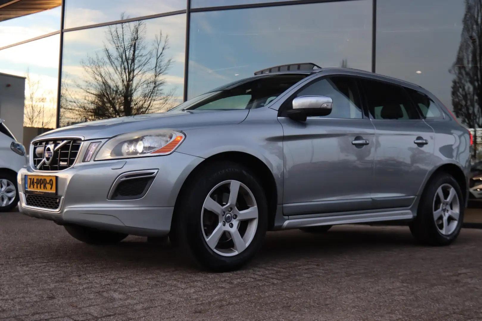 Volvo XC60 2.4 D5 AWD R-DESIGN | PANO | LEDER | XENON | CAMER Gris - 1