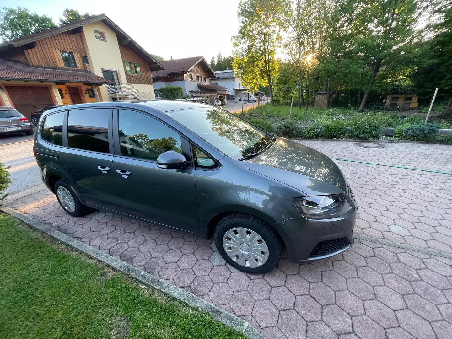 SEAT Alhambra Alhambra Business 2,0 TDI 127gBusiness Grau - 1