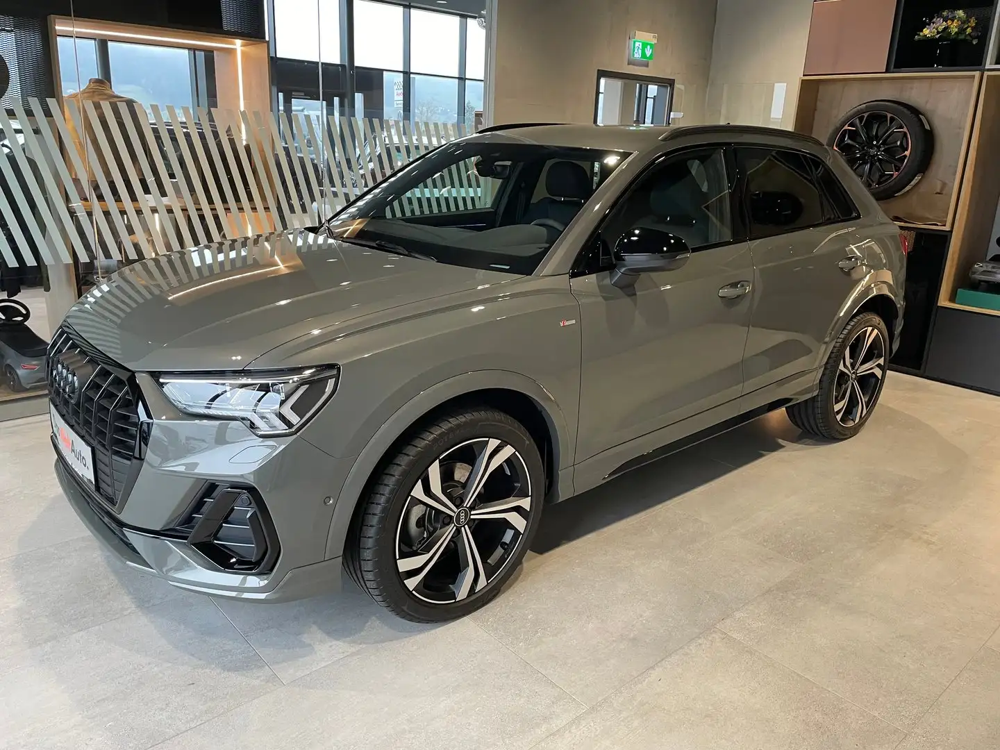 Audi Q3 35 TFSI S line exterieur Gris - 2