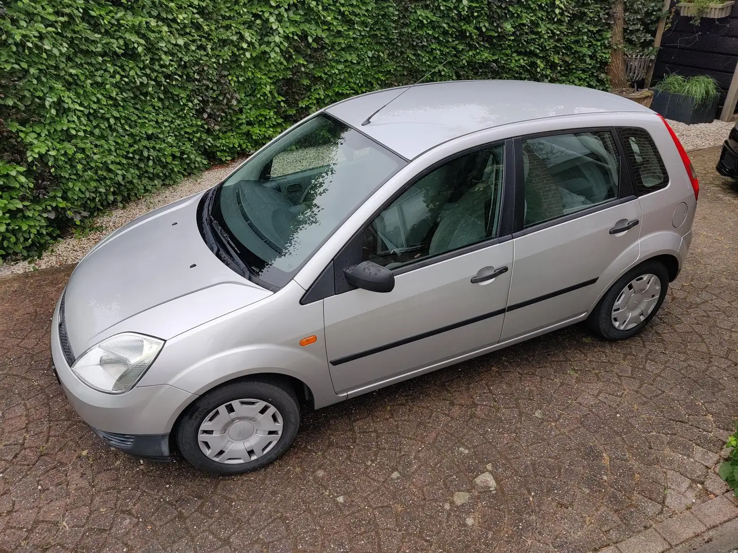 Ford Fiesta Fiesta 1.3 Ambiente Gümüş rengi - 2