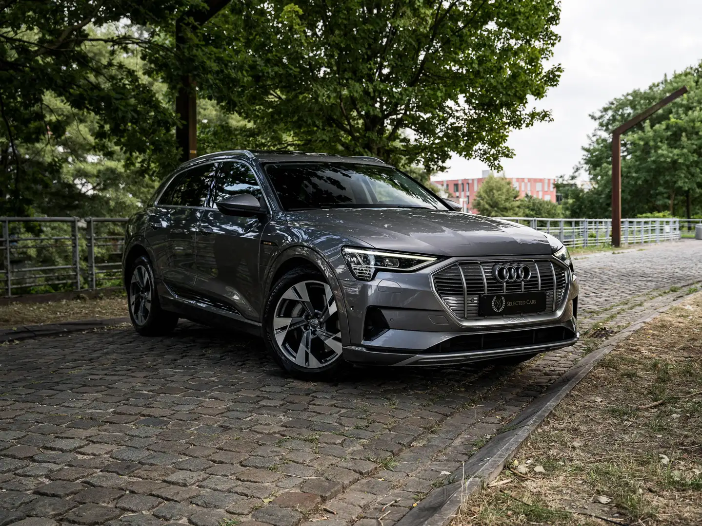 Audi Q8 e-tron 50 QUATTRO*TOIT PANO*SUSPENSION PNEUMATIQUE*SIEGE MEMOIRE*CAR PLAY Silber - 1