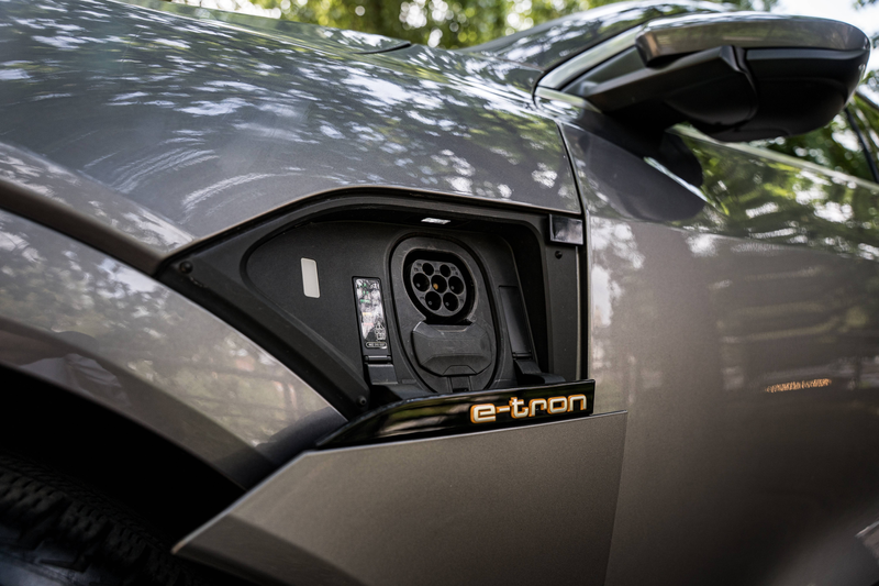 Audi Q8 e-tron 50 QUATTRO*TOIT PANO*SUSPENSION PNEUMATIQUE*SIEGE MEMOIRE*CAR PLAY — photo 11