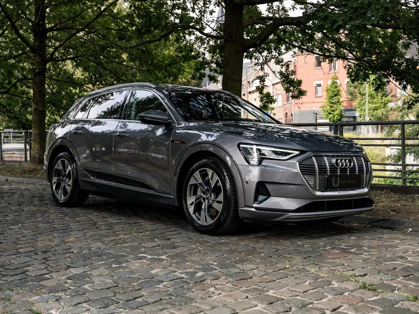 Audi Q8 e-tron 50 QUATTRO*TOIT PANO*SUSPENSION PNEUMATIQUE*SIEGE MEMOIRE*CAR PLAY Silber - 2