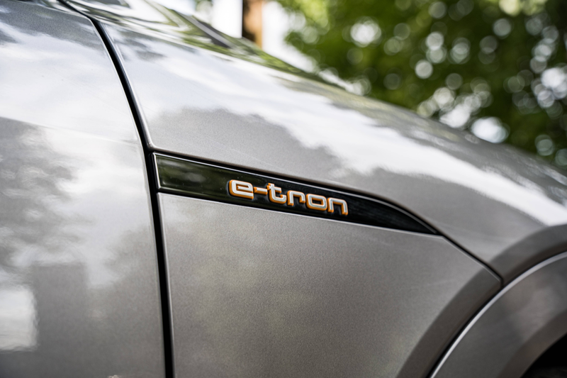 Audi Q8 e-tron 50 QUATTRO*TOIT PANO*SUSPENSION PNEUMATIQUE*SIEGE MEMOIRE*CAR PLAY — photo 12
