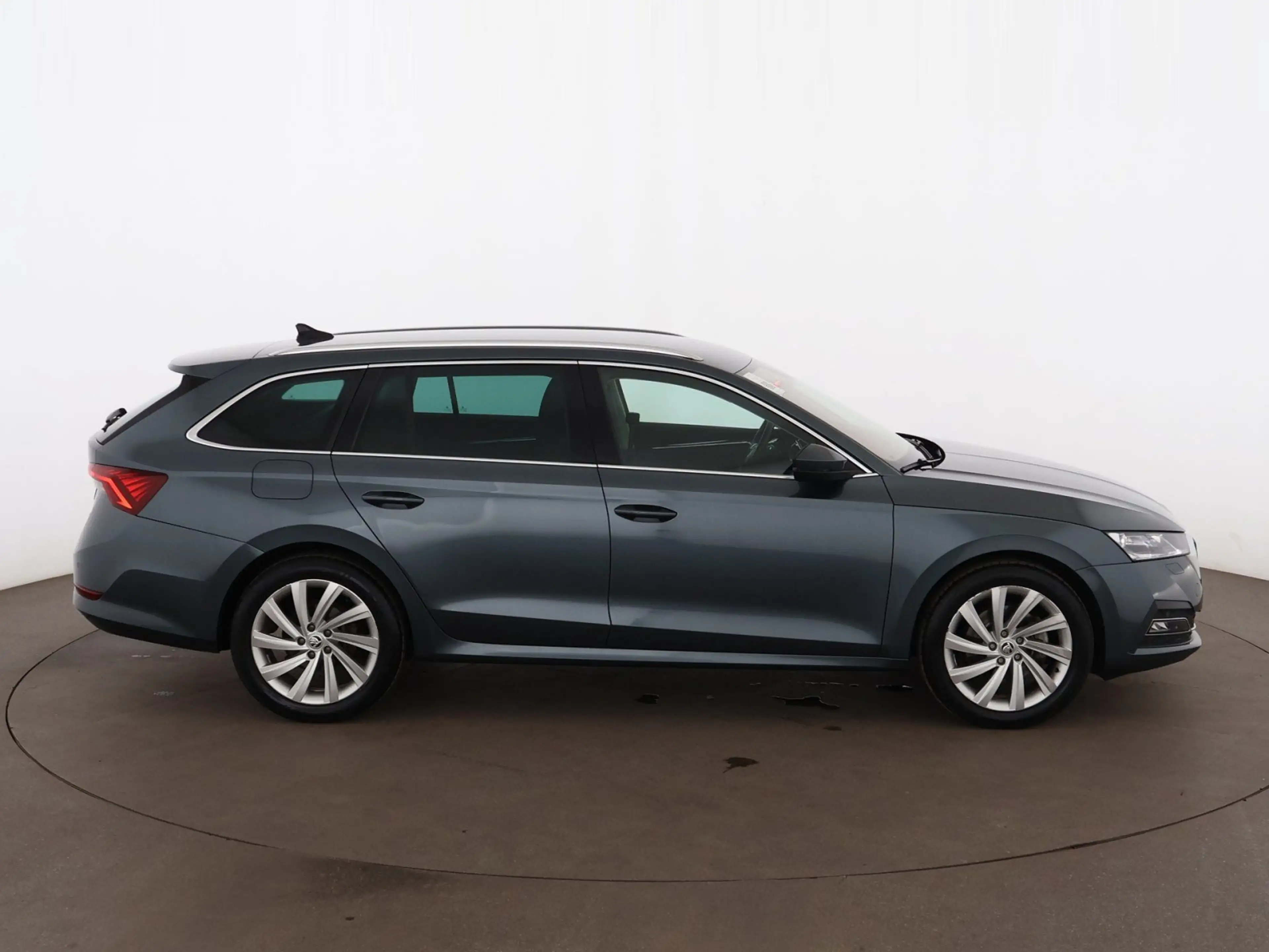 Skoda Octavia Combi 1.4 TSI Style PHEV Aut MATRIX RADAR — photo 9