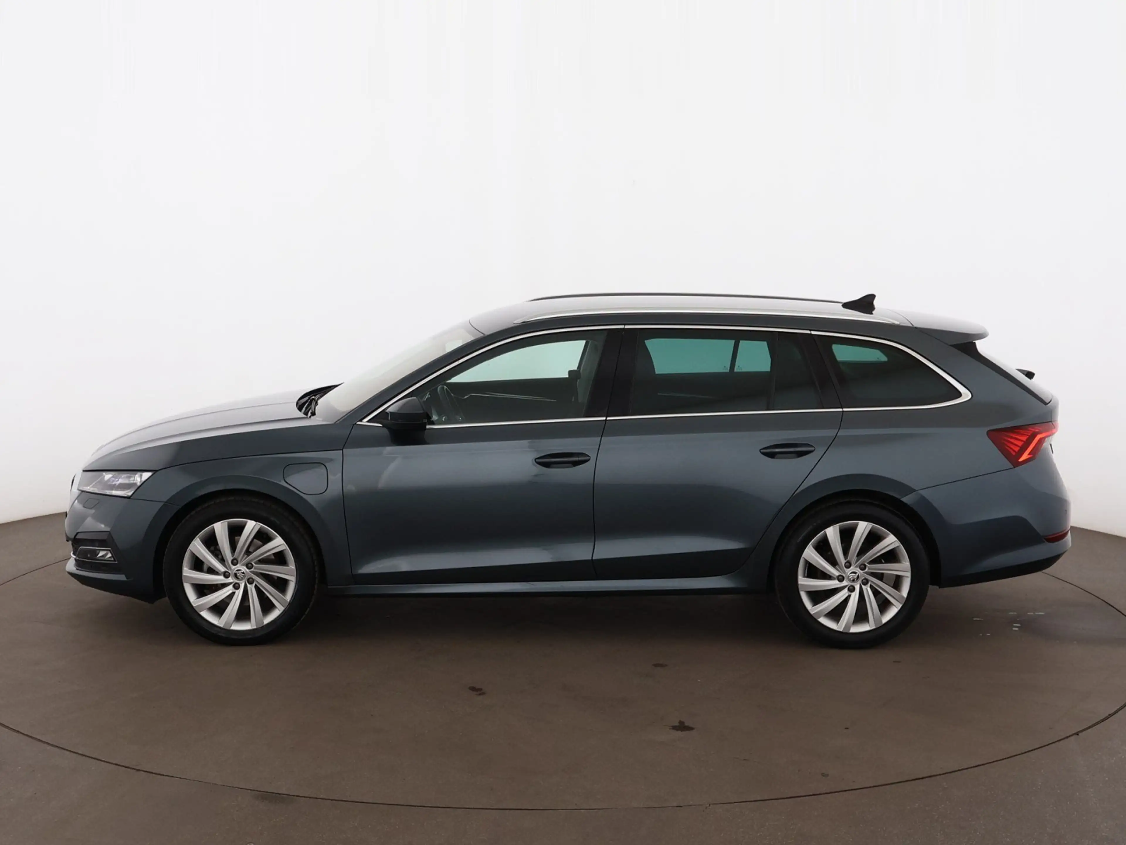 Skoda Octavia Combi 1.4 TSI Style PHEV Aut MATRIX RADAR — photo 5