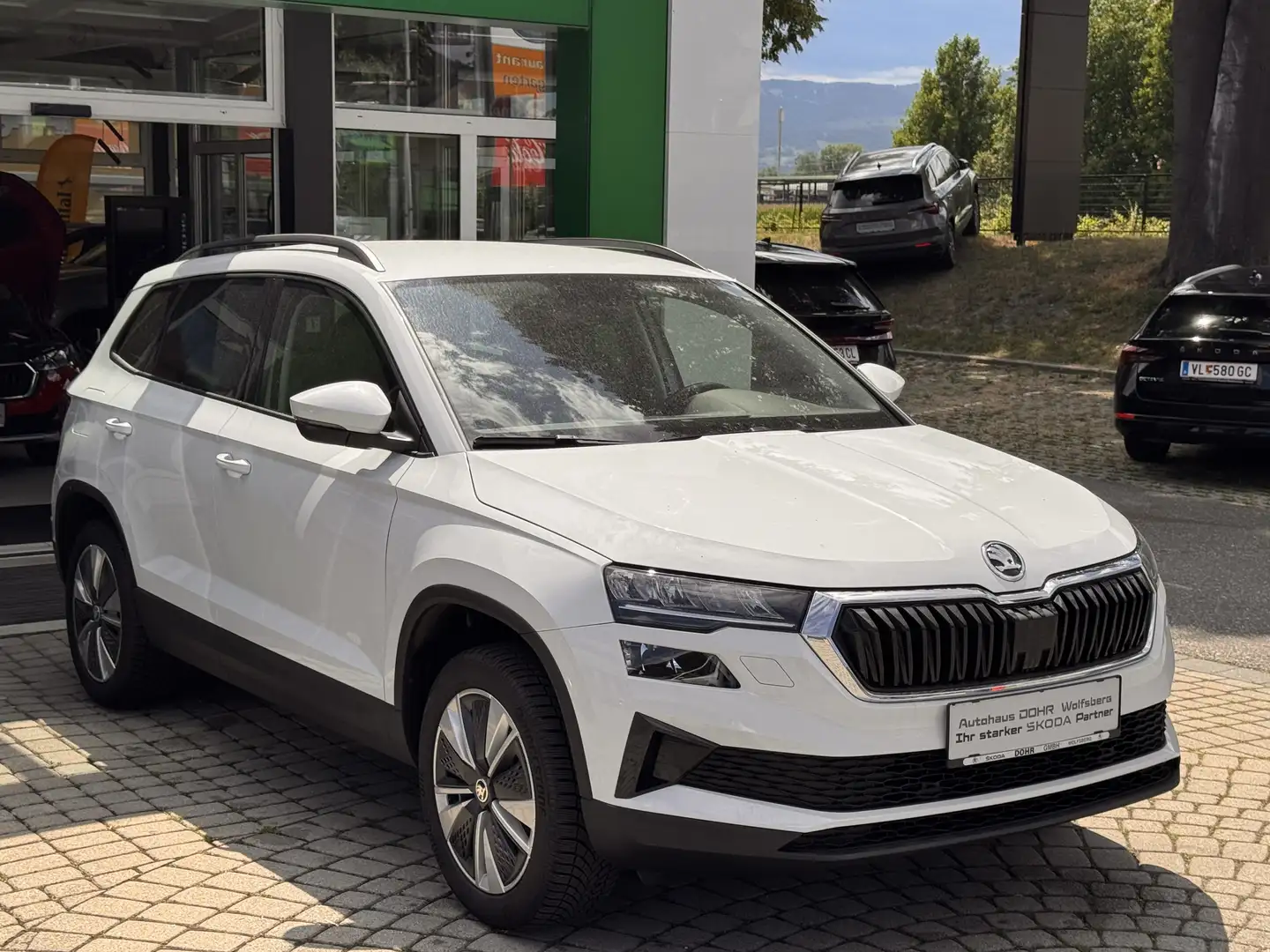 Skoda Karoq Ambition Weiß - 2
