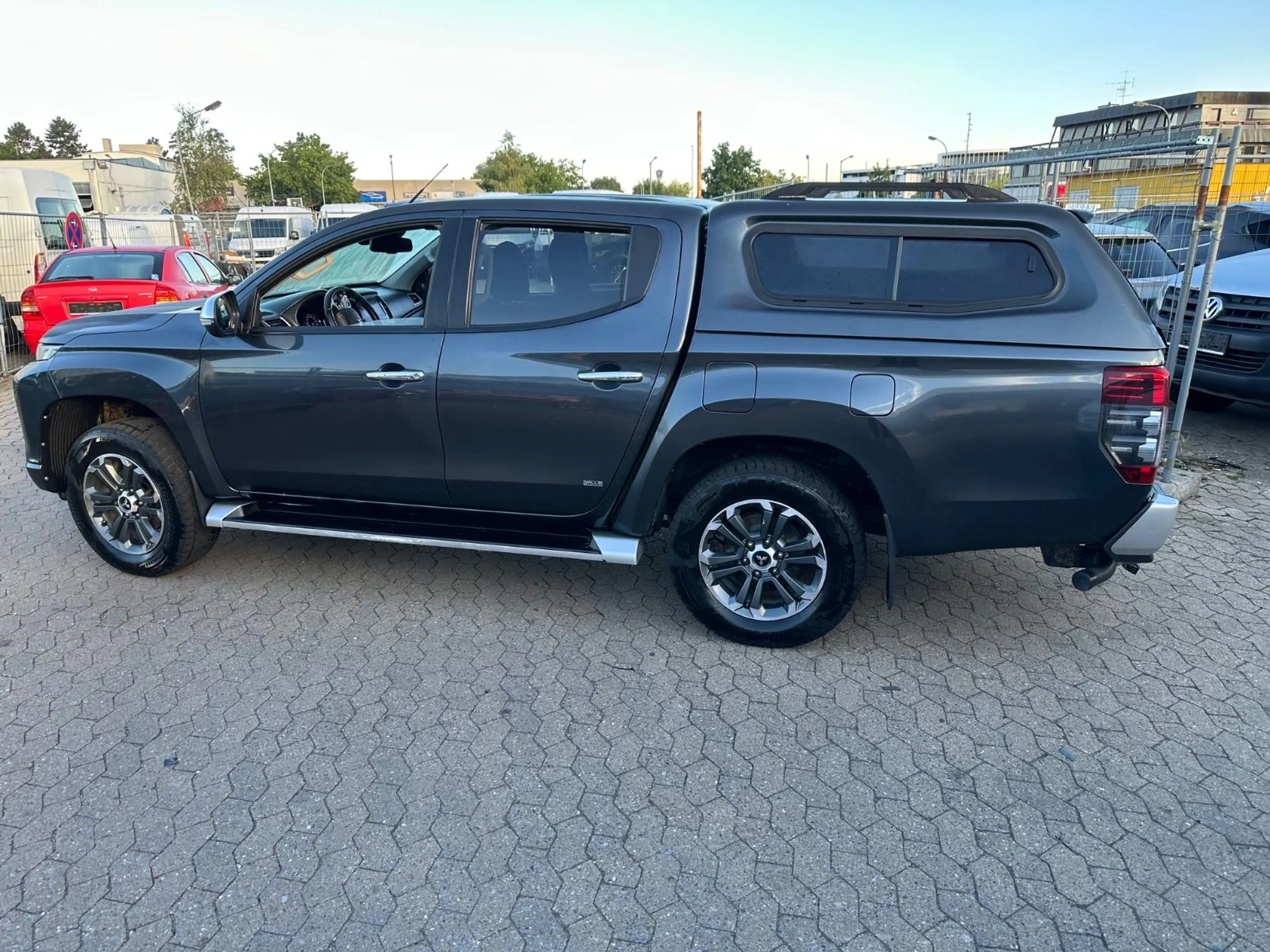 Mitsubishi L200 — photo 13
