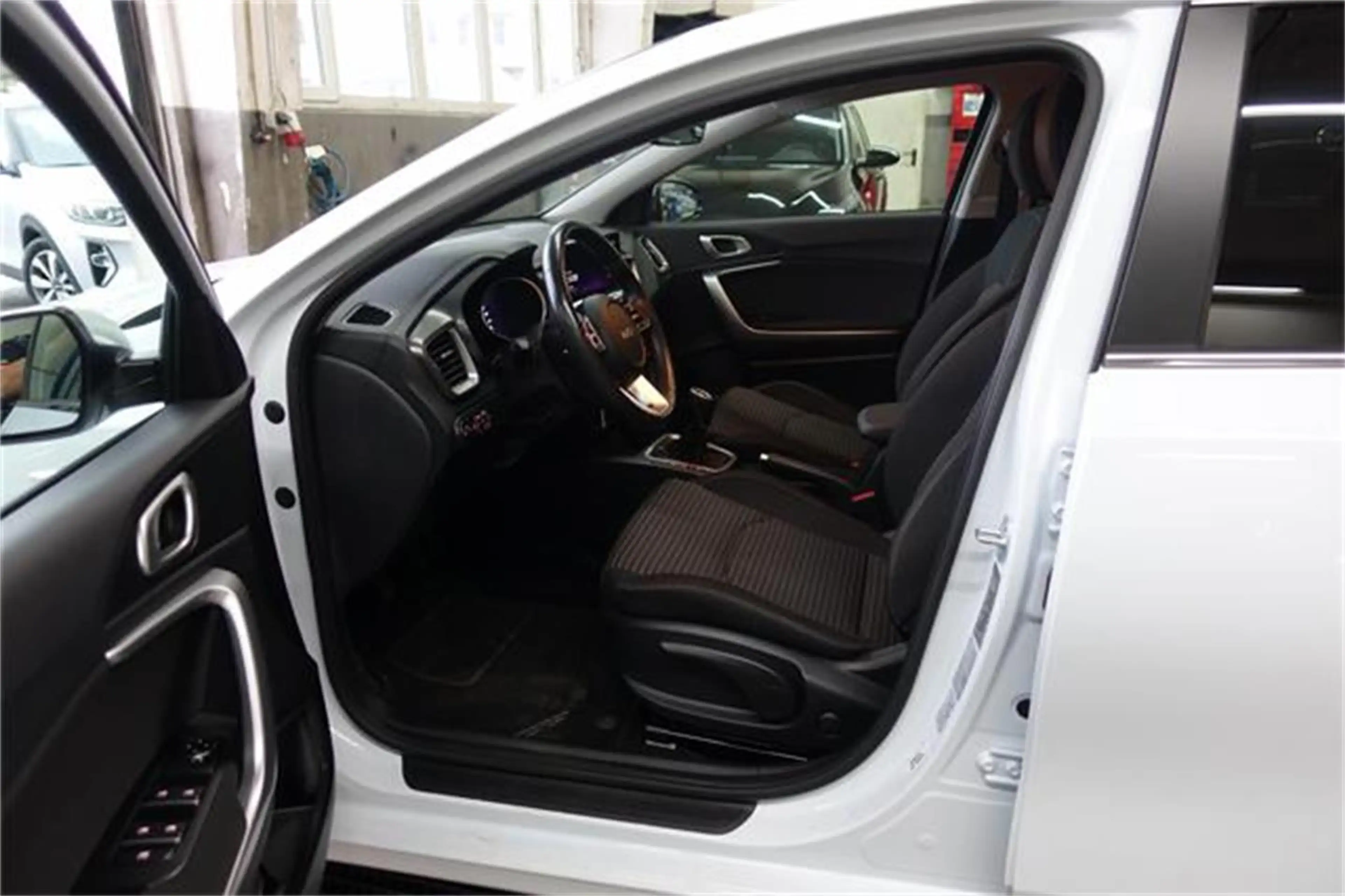 Kia Ceed / cee'd ceed 1,0 T-GDI GPF Silber — photo 7