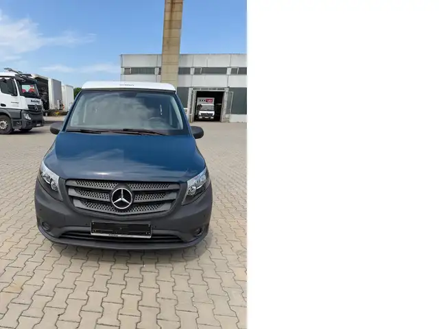Mercedes-Benz Vito view 3