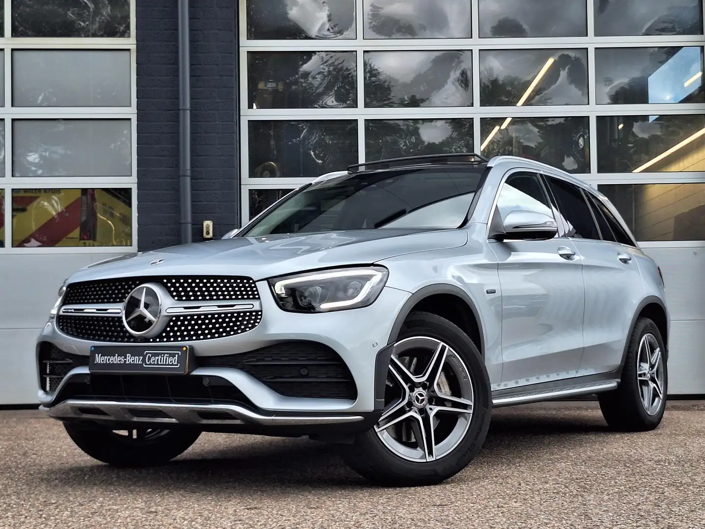 Mercedes-Benz GLC 300 300e 4MATIC Premium Plus | Panoramadak | Trekhaak Zilver - 2