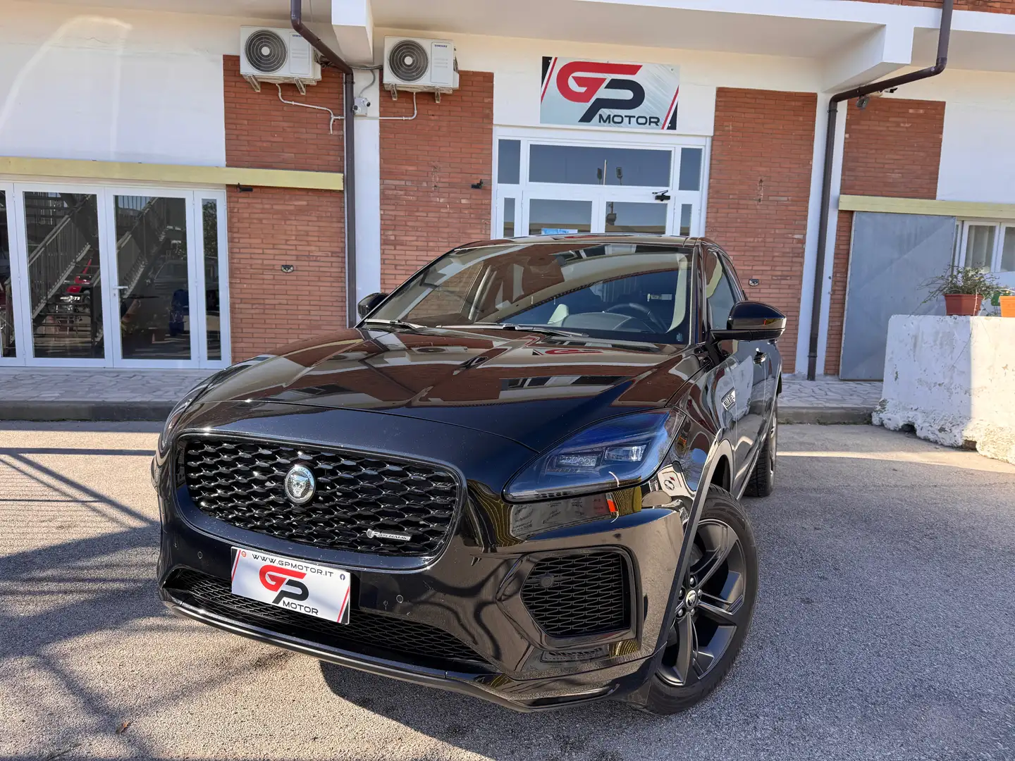 Jaguar E-Pace 2.0*163CV*R-DYNAMIC*IBRIDA*AUTOMATICA*4X4* Чёрный - 1