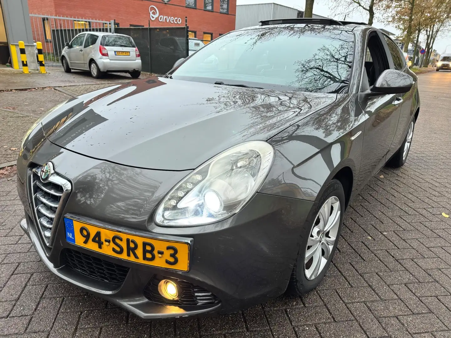 Alfa Romeo Giulietta 1.4 T Distinctive 2011 automaat pano! Grijs - 1