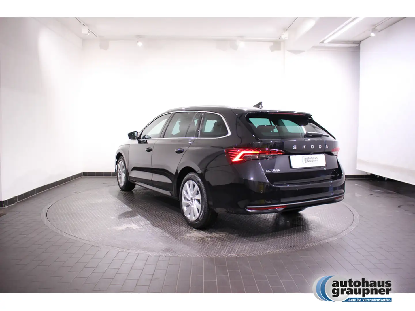 Skoda Octavia Combi 1.5 TSI mHEV DSG Selection NAVI Schwarz - 2