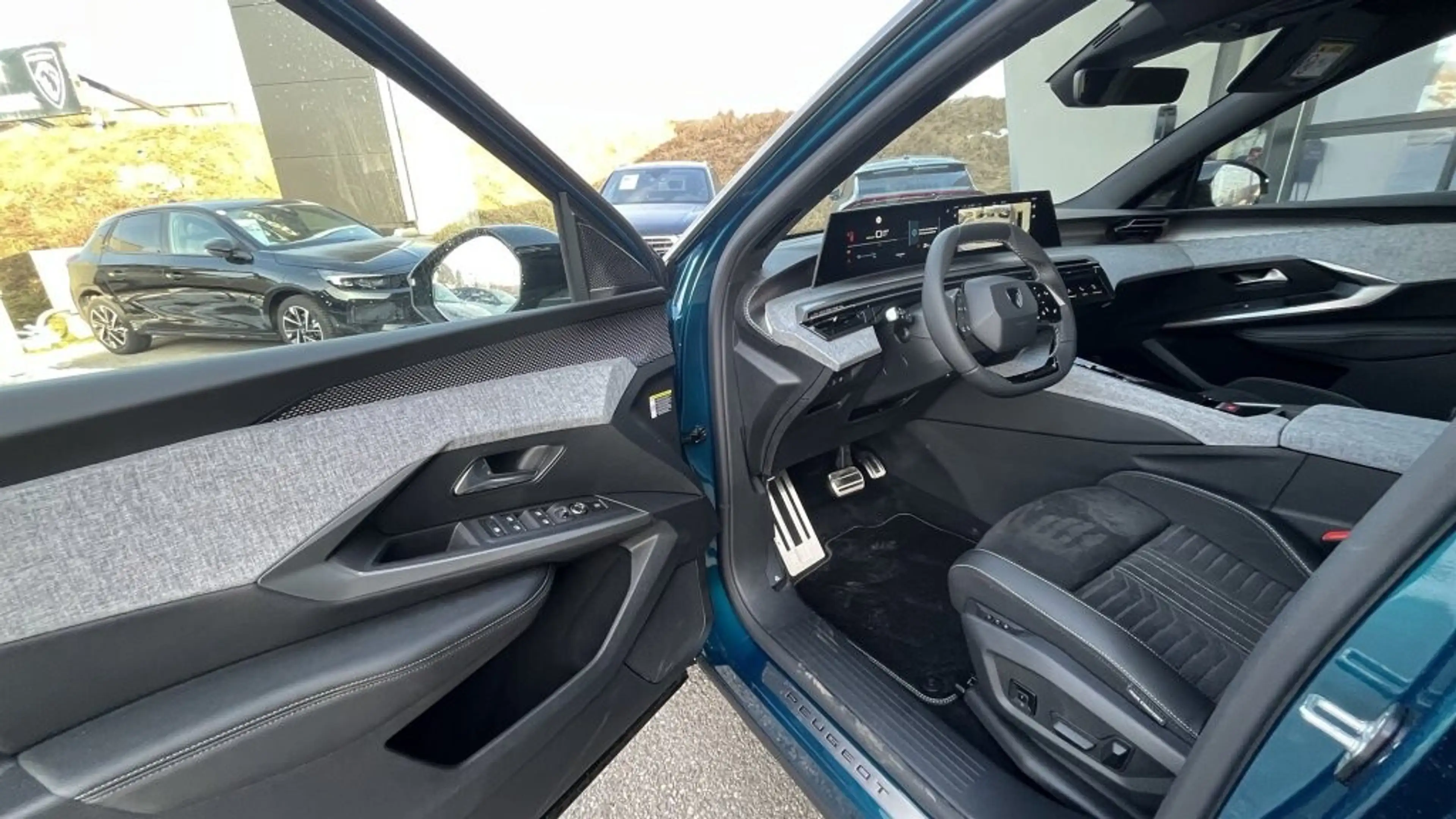Peugeot 5008 PHEV 195 e-DCS7 Aut. — photo 9