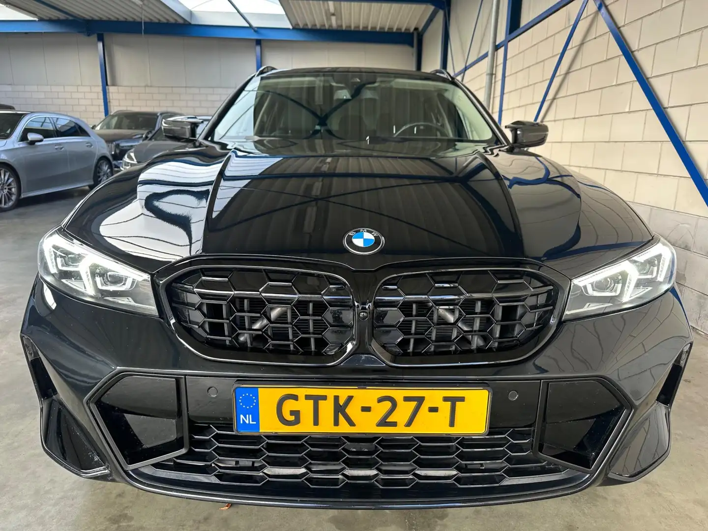 BMW 318 3-serie Touring 318i M-Sport 291PK 340i Uitgevoerd Zwart - 2