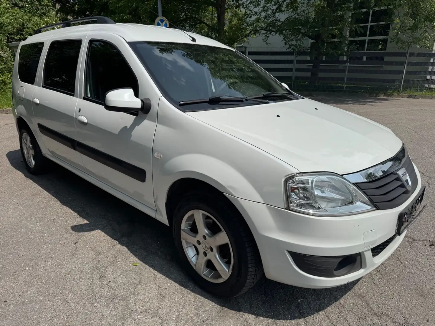Dacia Logan 1.6 MCV Kombi Laureate Weiß - 1