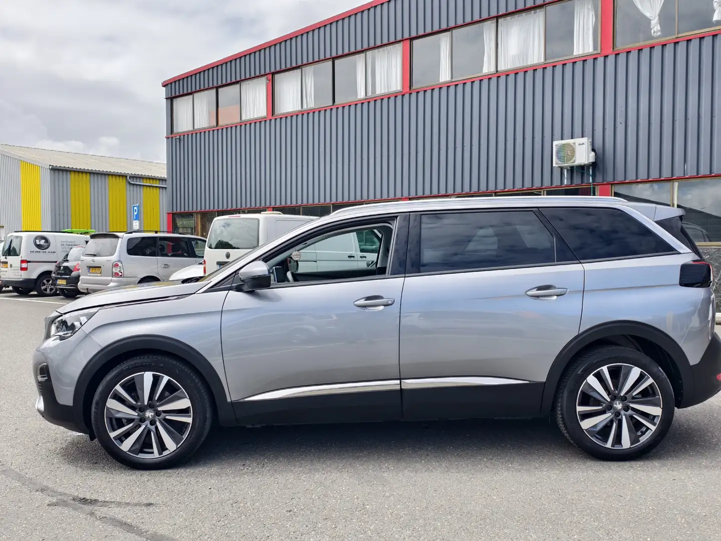 Peugeot 5008 1.2 PureTech Allure // NAVI / CARPLAY / LM VELGEN Grijs - 2