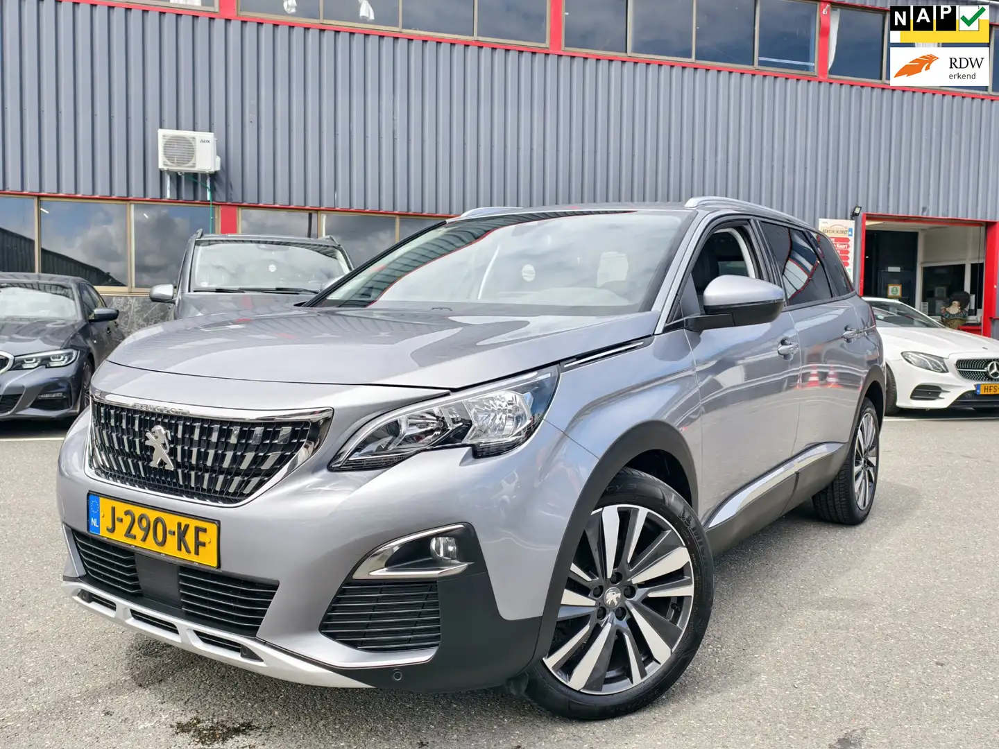 Peugeot 5008 1.2 PureTech Allure // NAVI / CARPLAY / LM VELGEN Grijs - 1