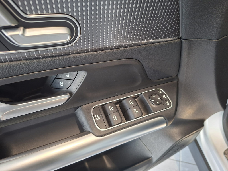 Mercedes-Benz GLA 200 Business Solution AMG panoramadak / leer / burmest — photo 12