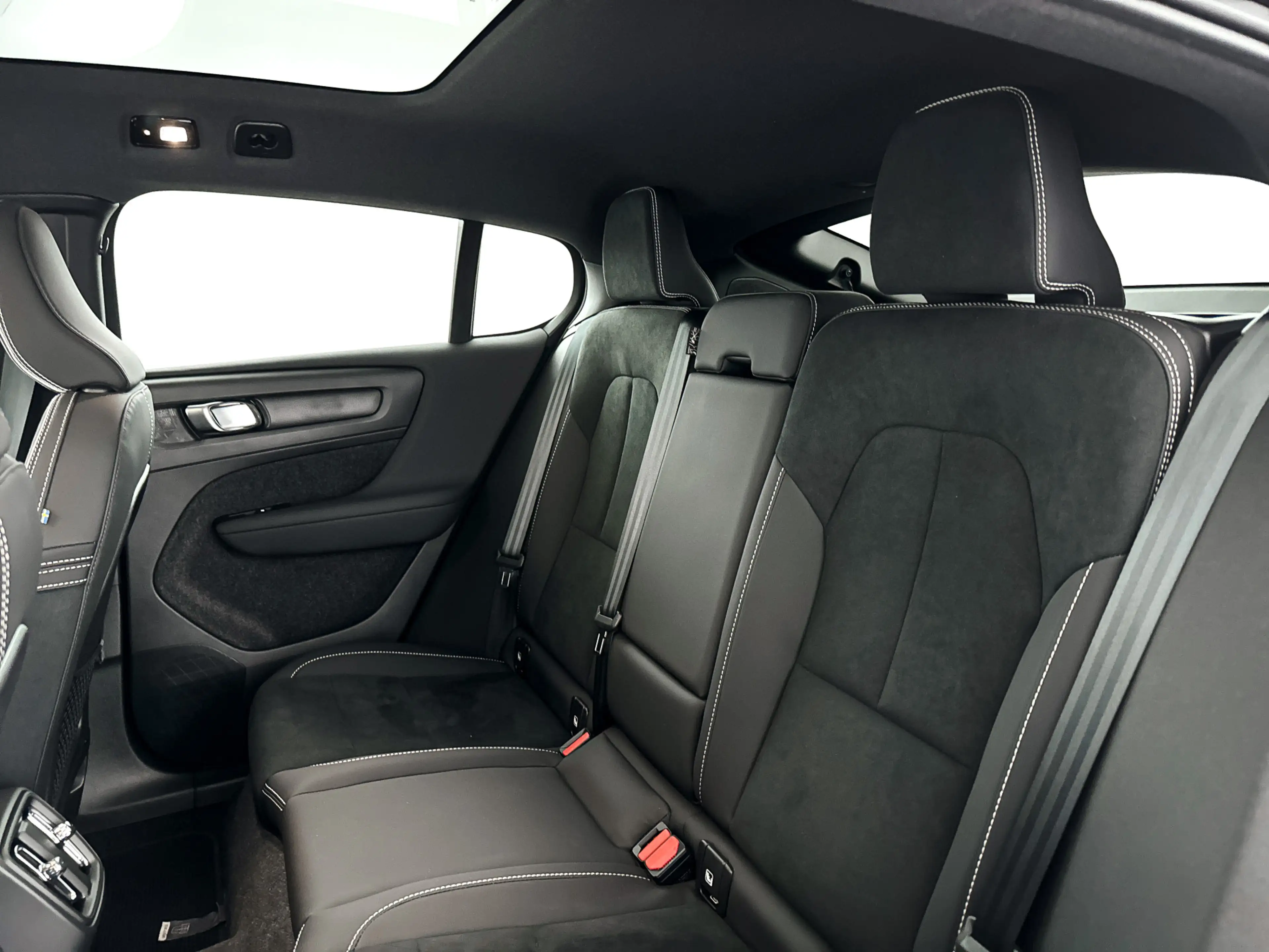 Volvo C40 Single Motor Extended Range Plus 82 kWh | Panorama — photo 11