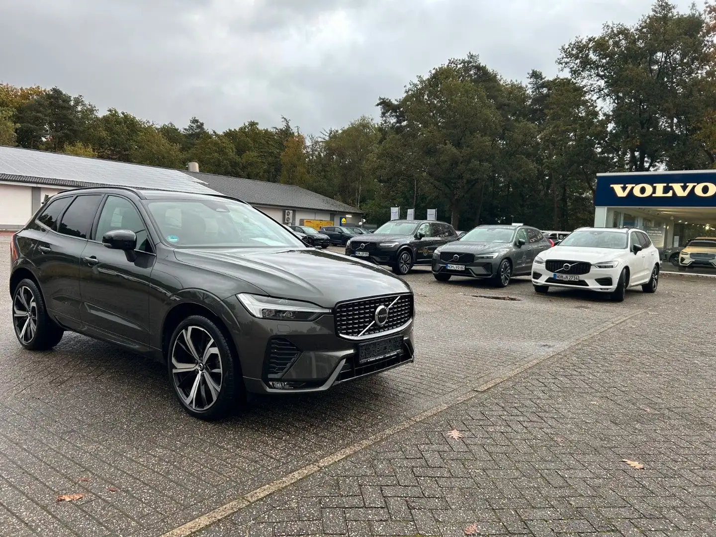 Volvo XC60 R-Design AWD B5 Grau - 1