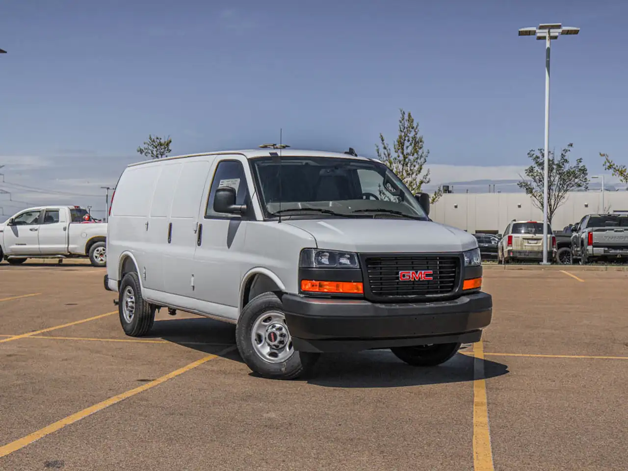 GMC Savana снимка GMC Savana