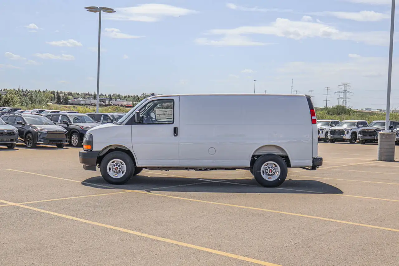 GMC Savana снимка GMC Savana