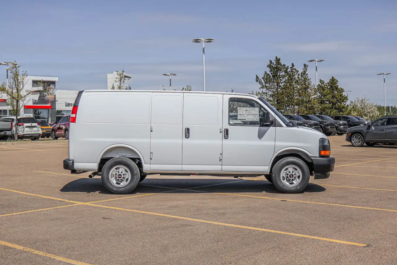 GMC Savana снимка GMC Savana