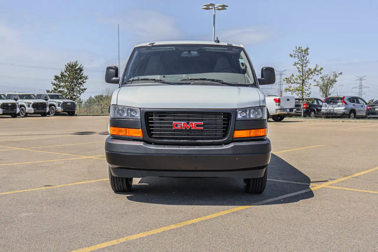 GMC Savana снимка GMC Savana