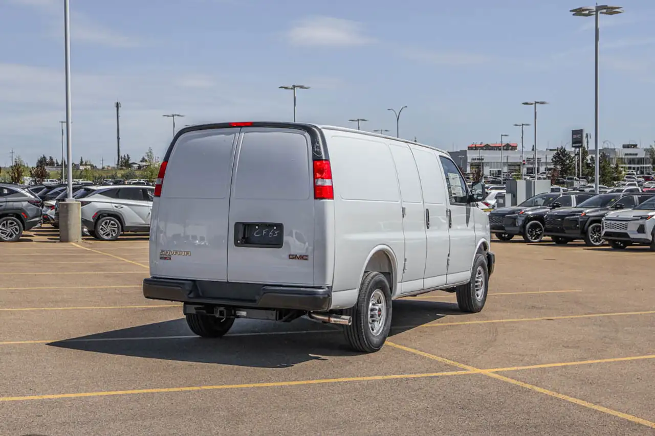 GMC Savana снимка GMC Savana