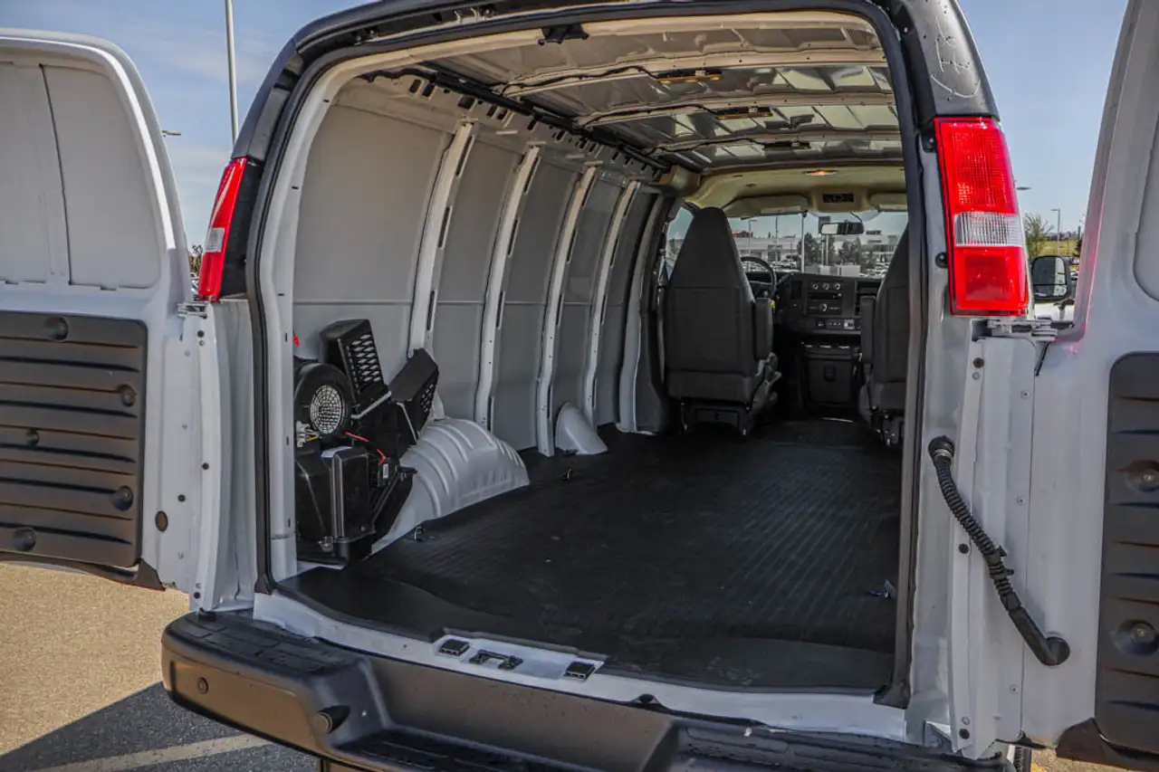 GMC Savana снимка GMC Savana