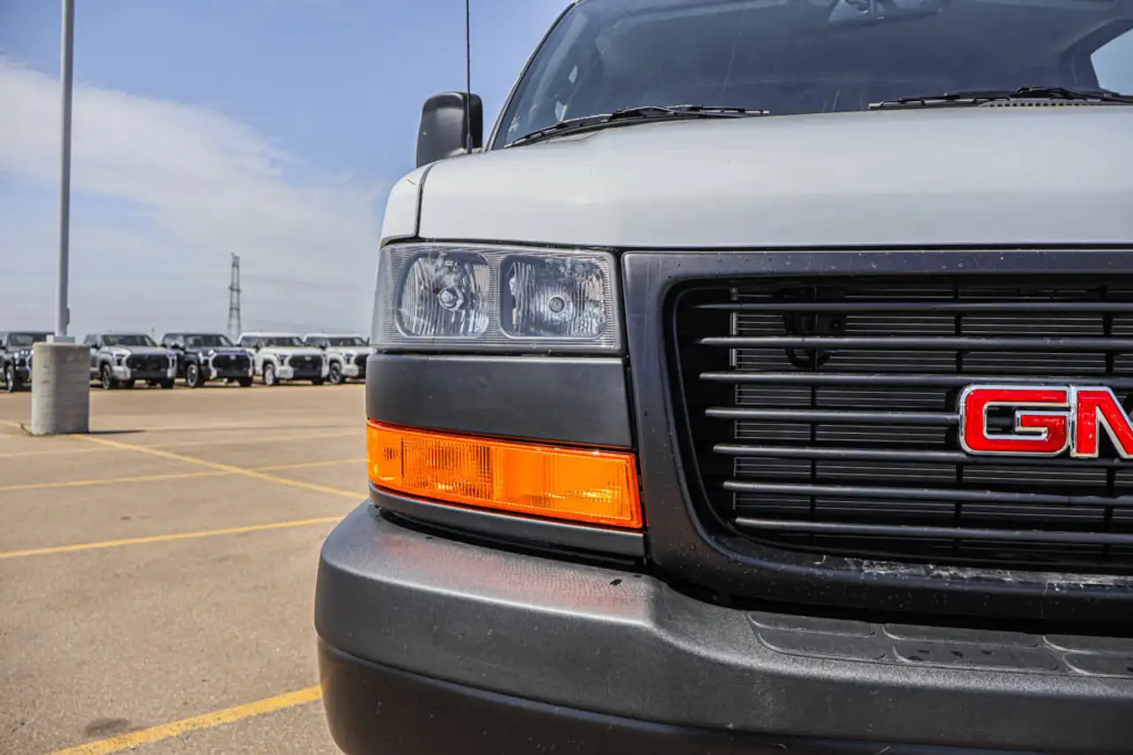 GMC Savana снимка GMC Savana