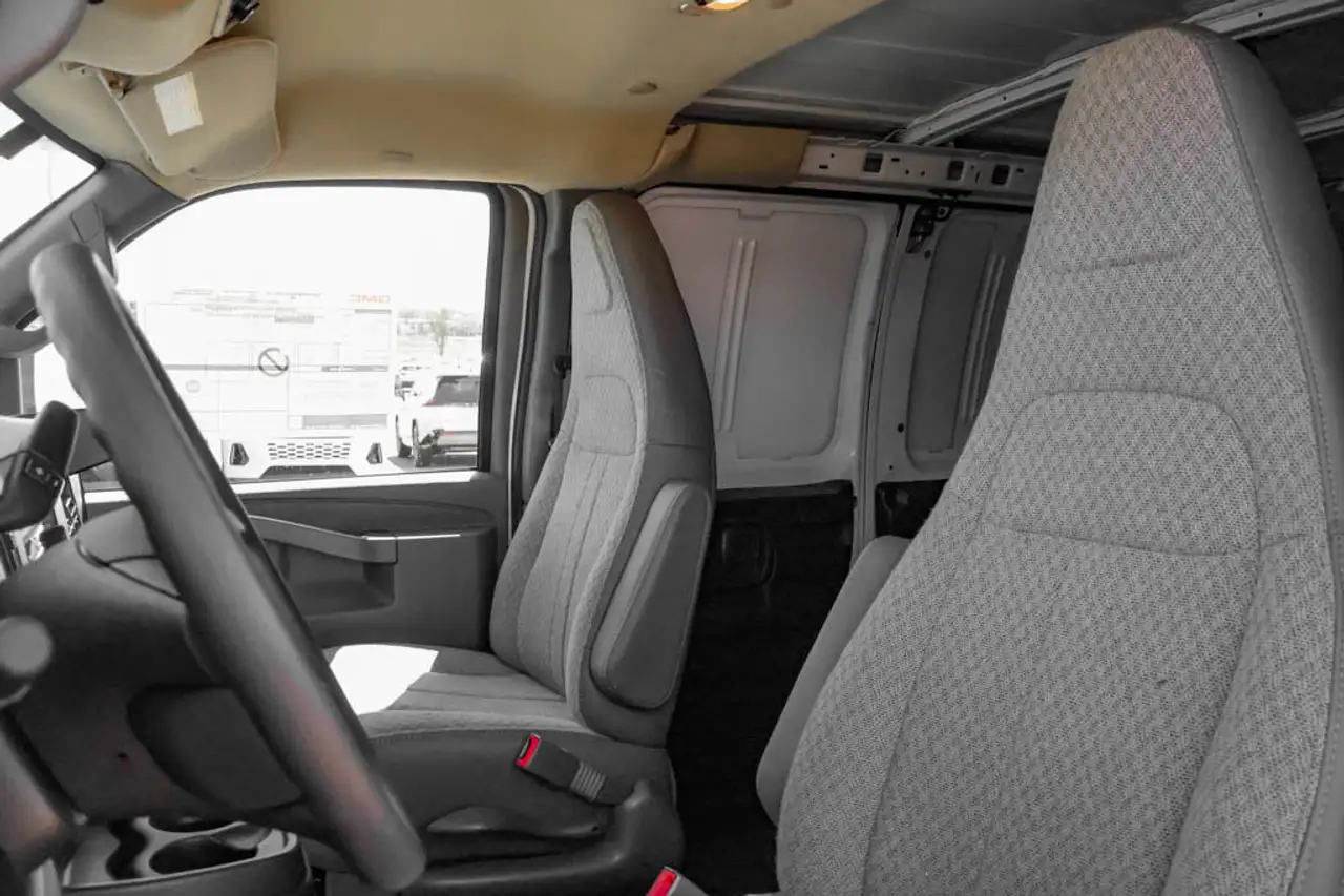 GMC Savana снимка GMC Savana