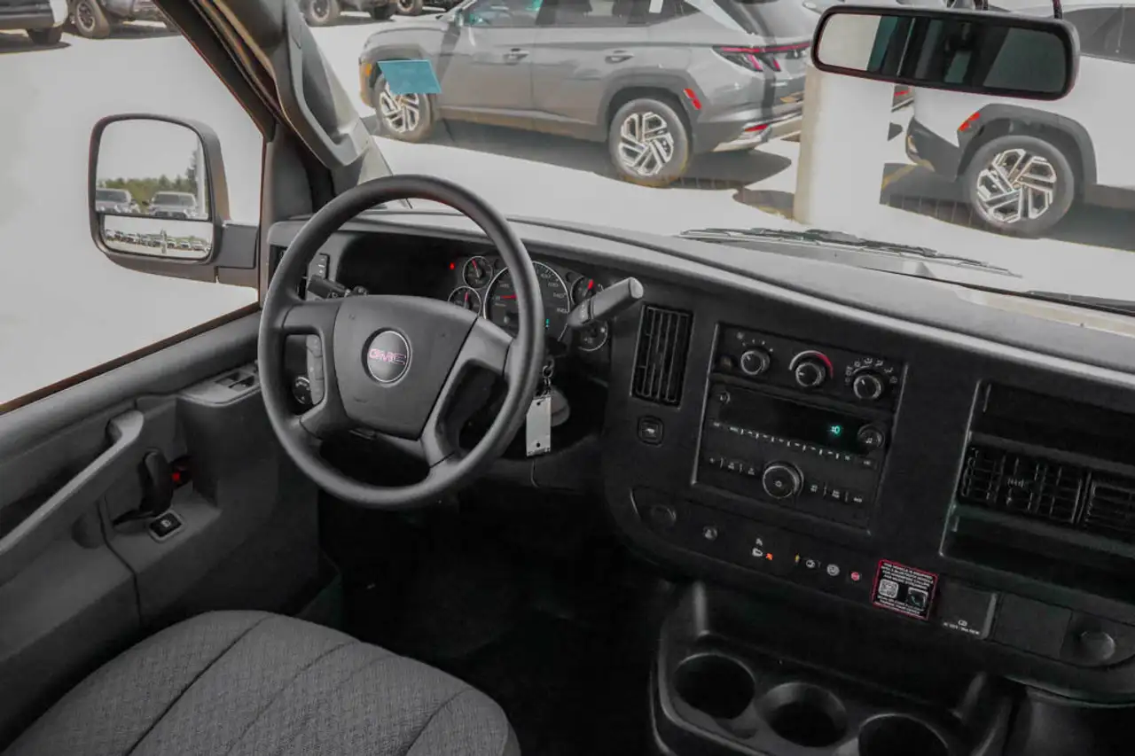 GMC Savana снимка GMC Savana