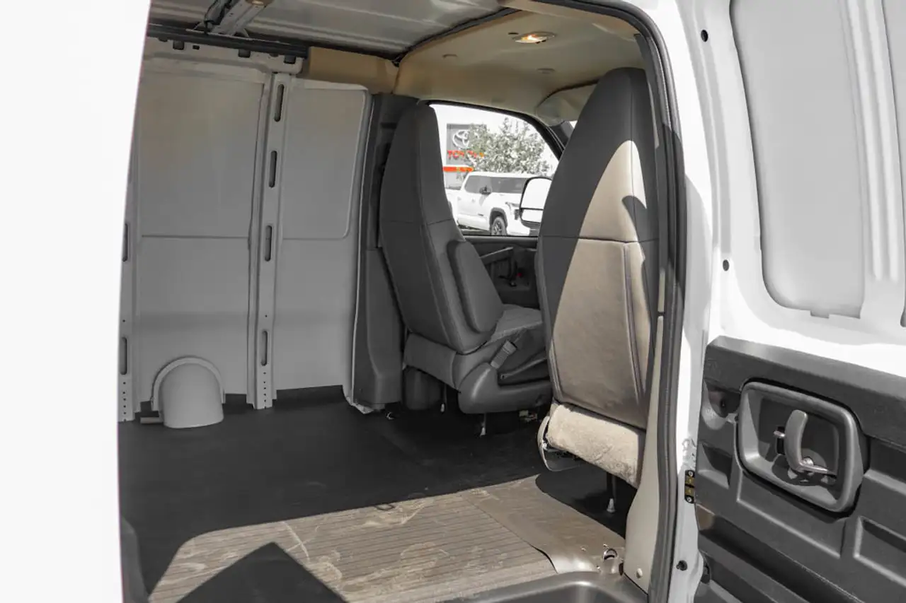 GMC Savana снимка GMC Savana