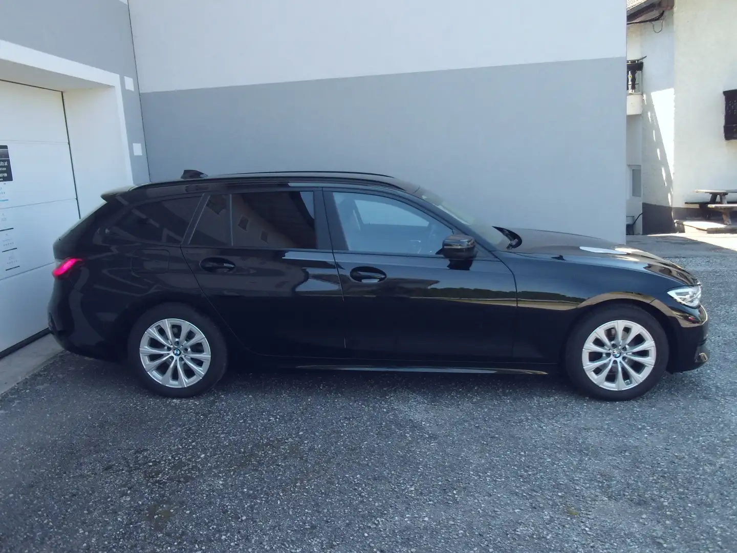BMW 318 d NAVI PROF, AHK, LED +, HARMAN KARDON, SHZ Schwarz - 1