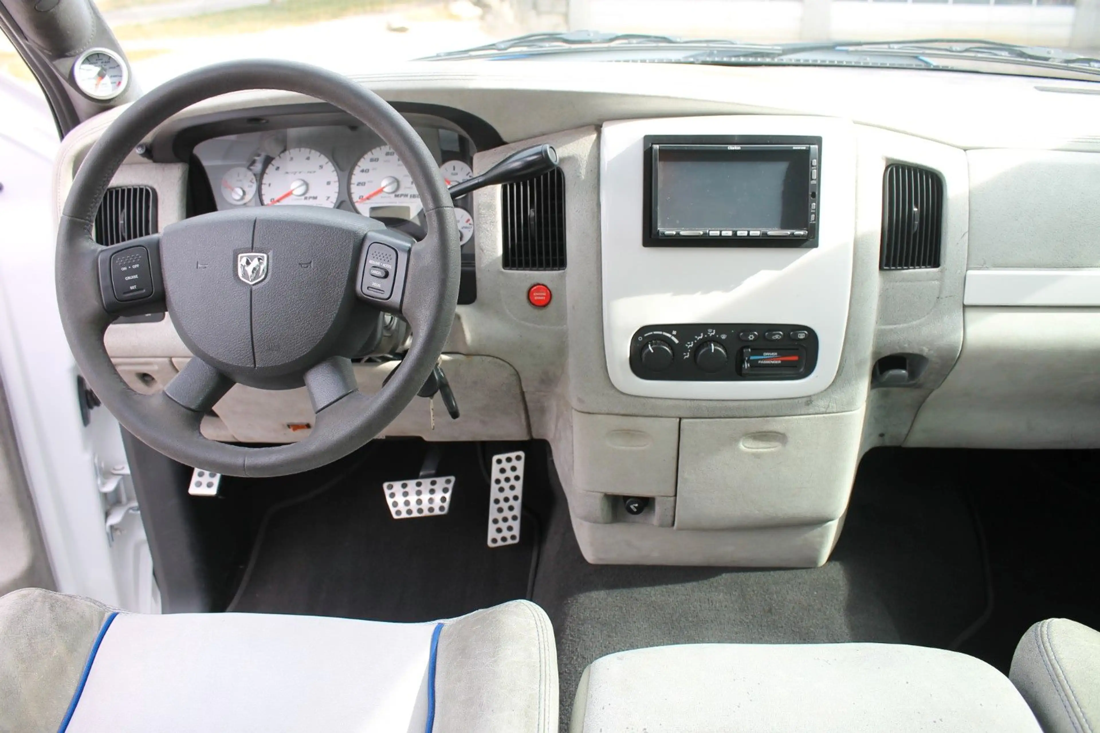 Dodge RAM SRT-10 Quad Cab Viper Commemorative — photo 14