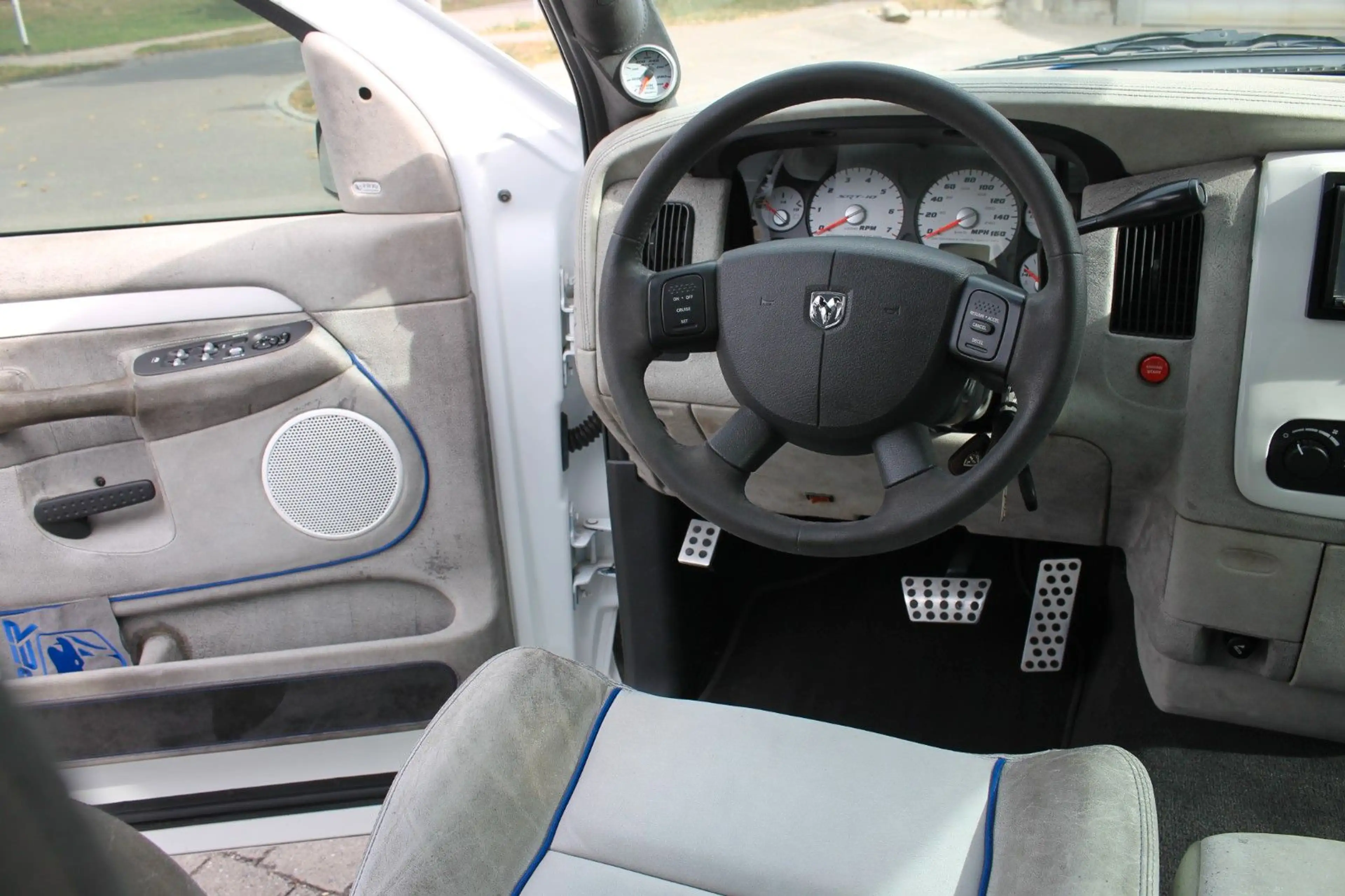 Dodge RAM SRT-10 Quad Cab Viper Commemorative — photo 13