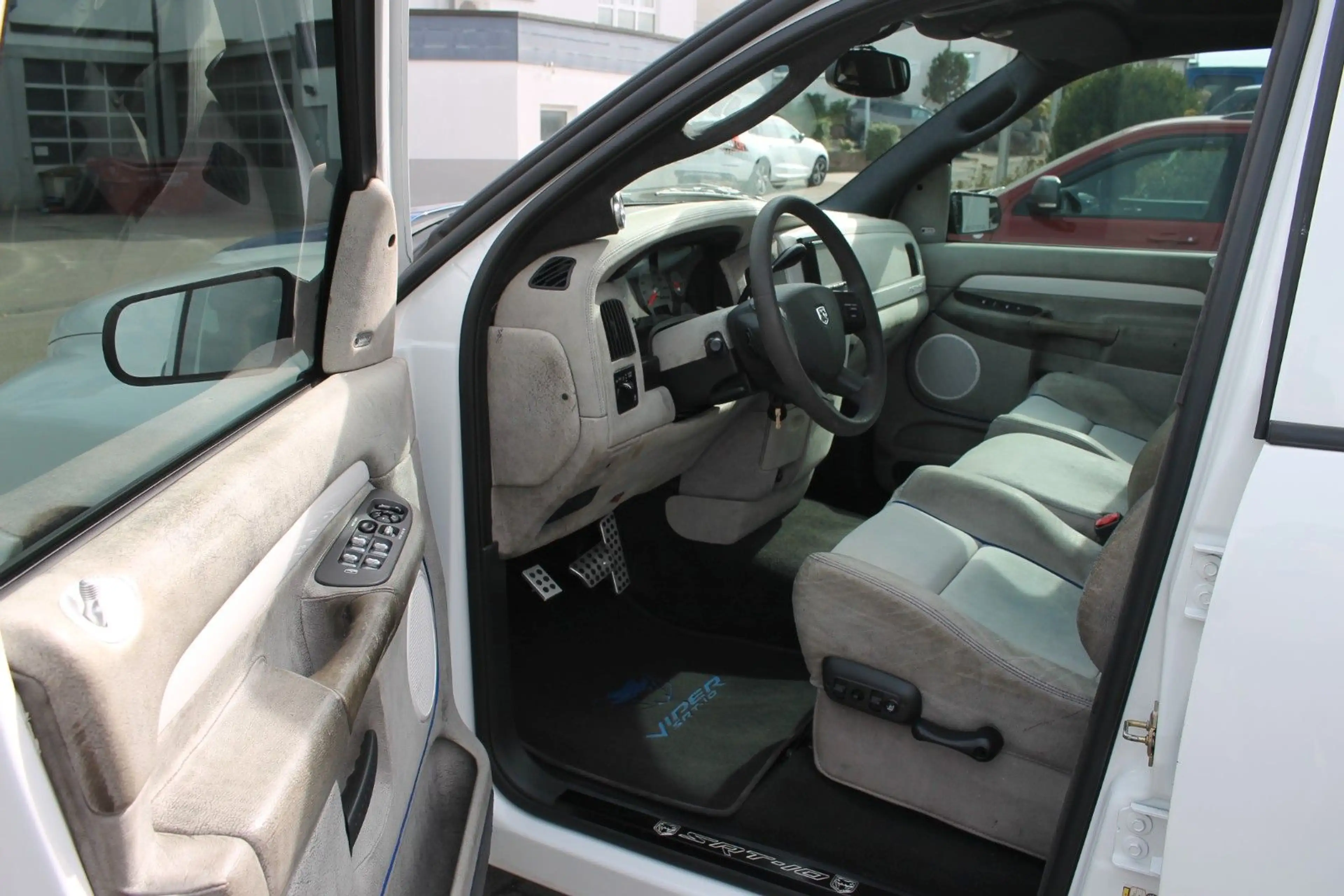 Dodge RAM SRT-10 Quad Cab Viper Commemorative — photo 8