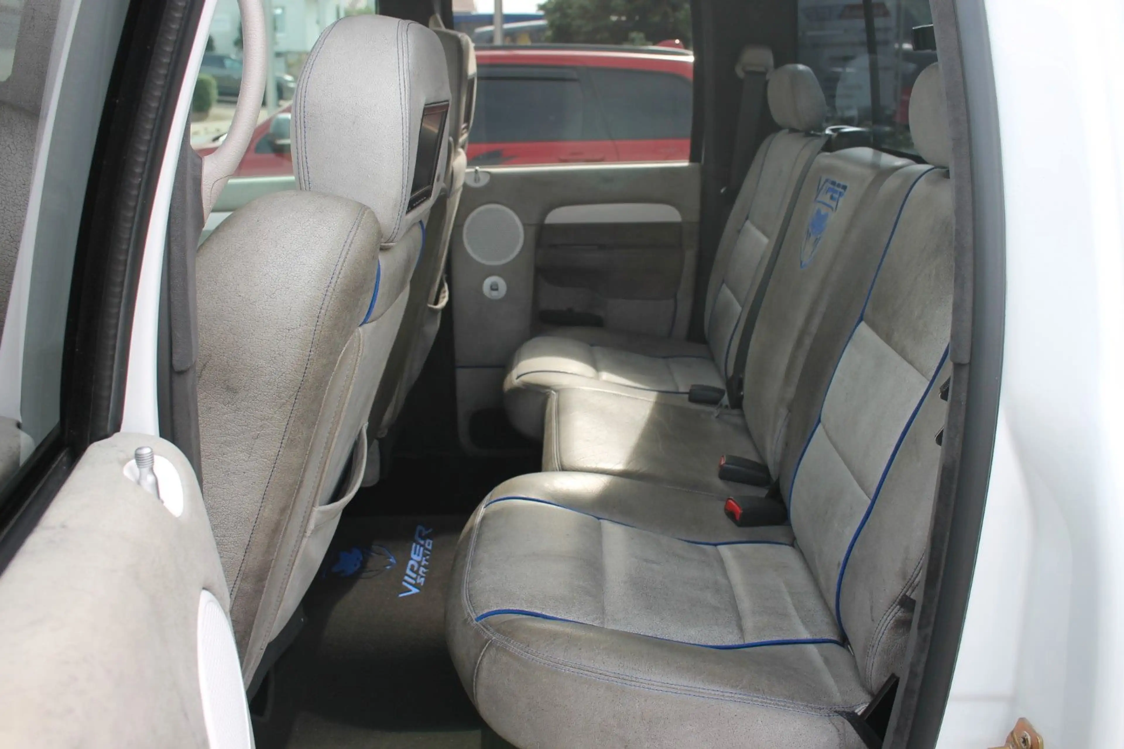 Dodge RAM SRT-10 Quad Cab Viper Commemorative — photo 11