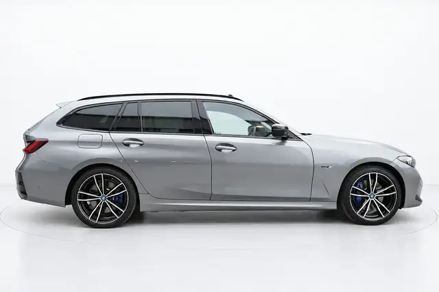 BMW 3 Series view 4