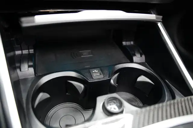 BMW 3 Series view 18