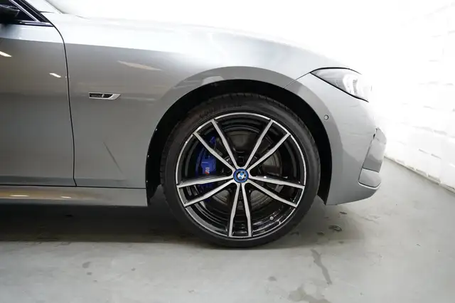 BMW 3 Series view 11