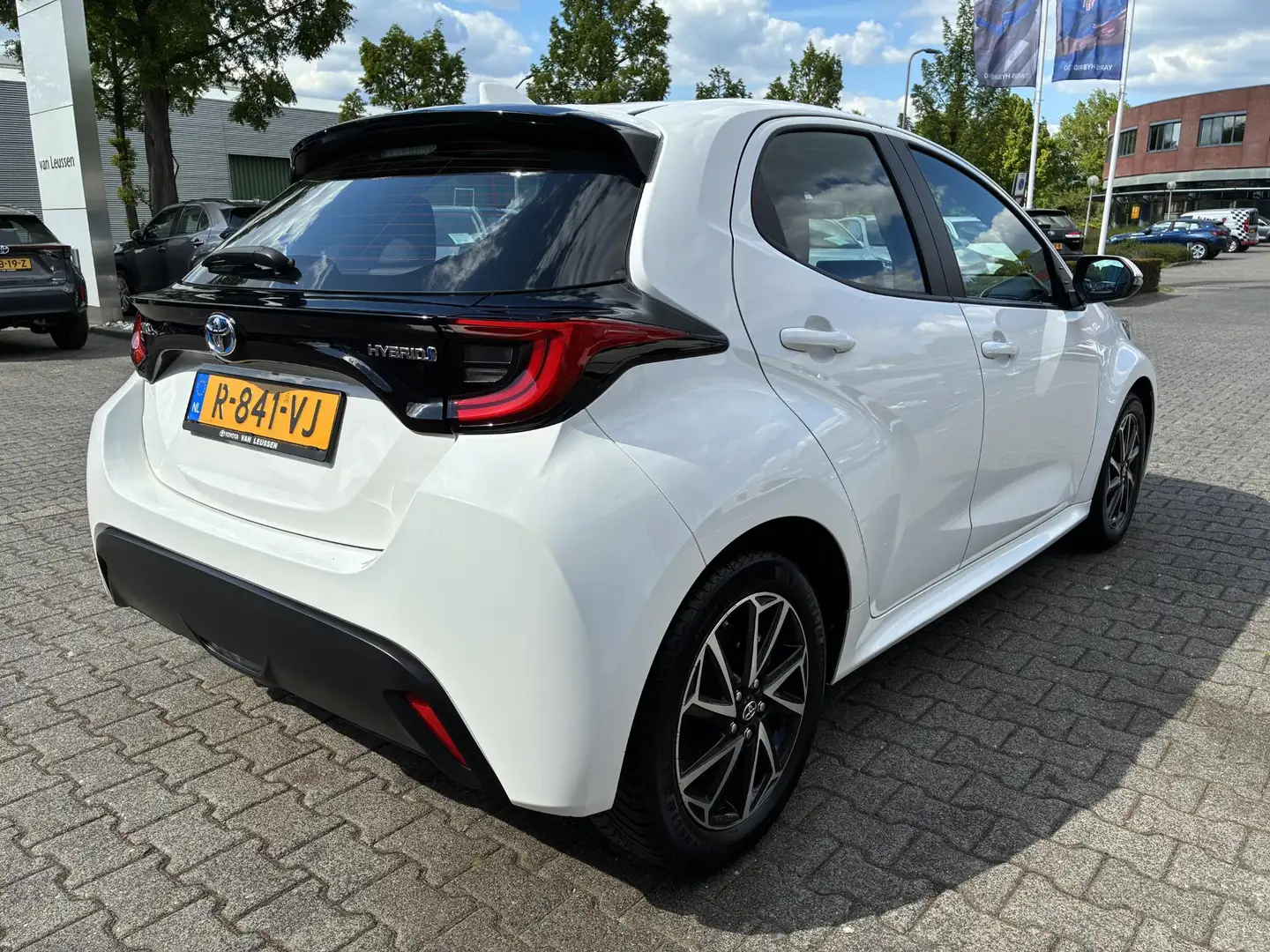 Toyota Yaris 1.5 HYBRID DYNAMIC LED-PAKKET 16"LM-VELGEN ALL-SEA Wit - 2