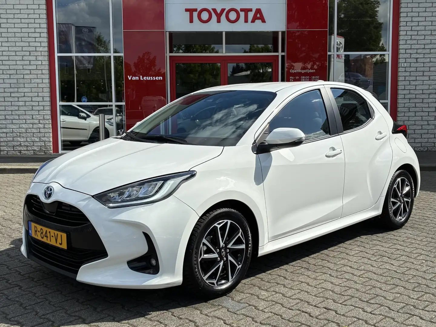 Toyota Yaris 1.5 HYBRID DYNAMIC LED-PAKKET 16"LM-VELGEN ALL-SEA Wit - 1