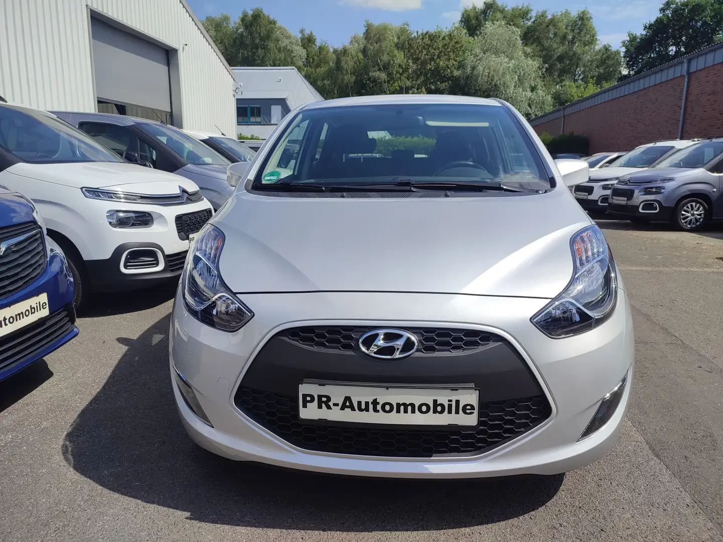 Hyundai iX20 1.6 Automatik/Klima/Alu/Sitzhzg/PDC/Navi+Cam Silber - 2
