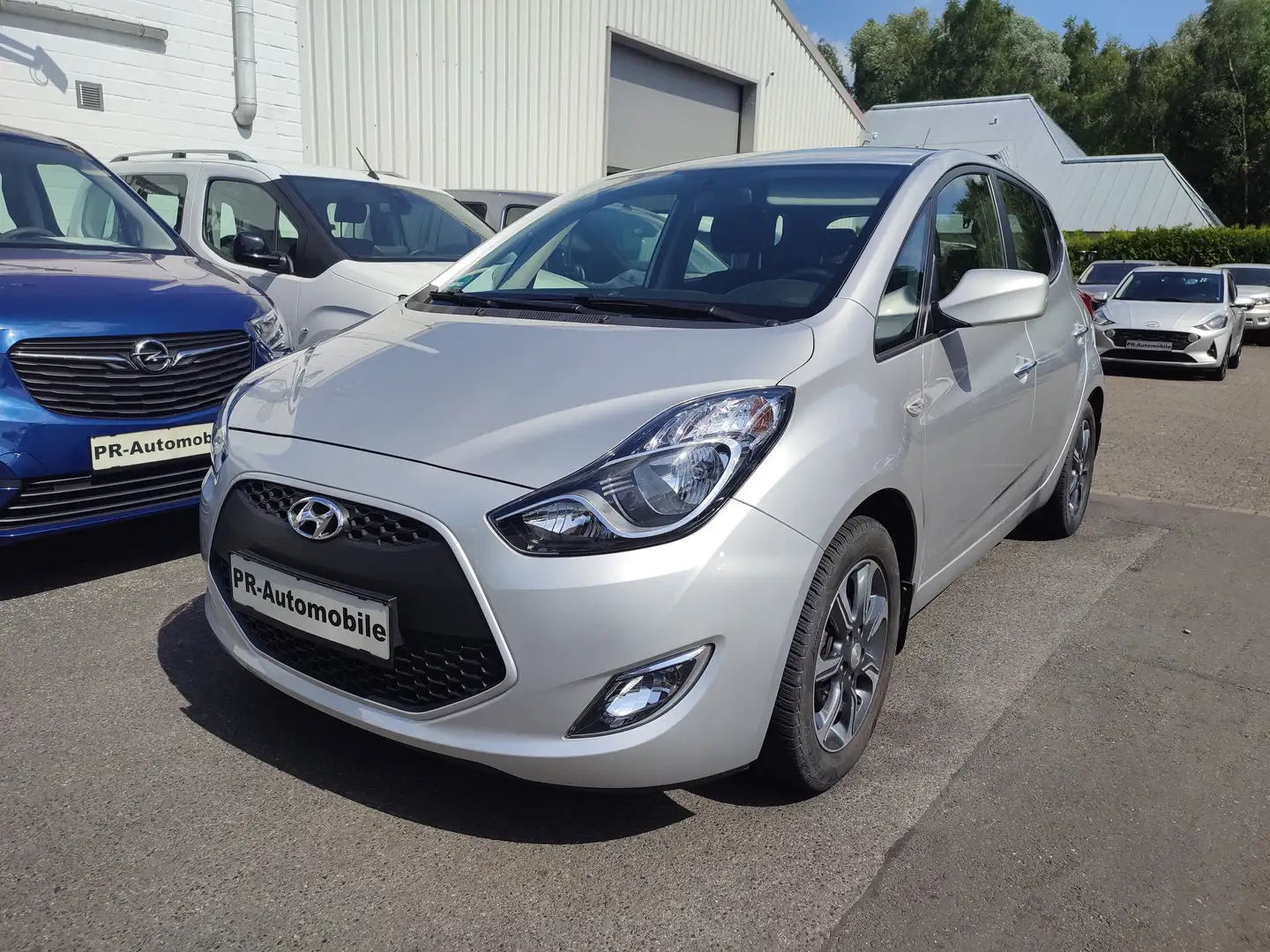 Hyundai iX20 1.6 Automatik/Klima/Alu/Sitzhzg/PDC/Navi+Cam Silber - 1