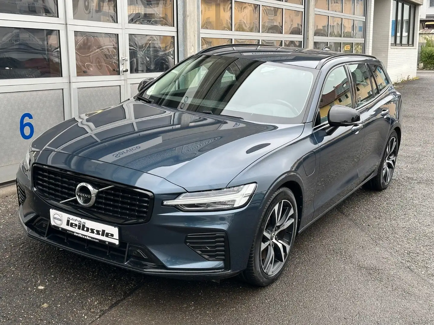 Volvo V60 T8 R-Design Expression AWD Plug-In Hybrid Blau - 2