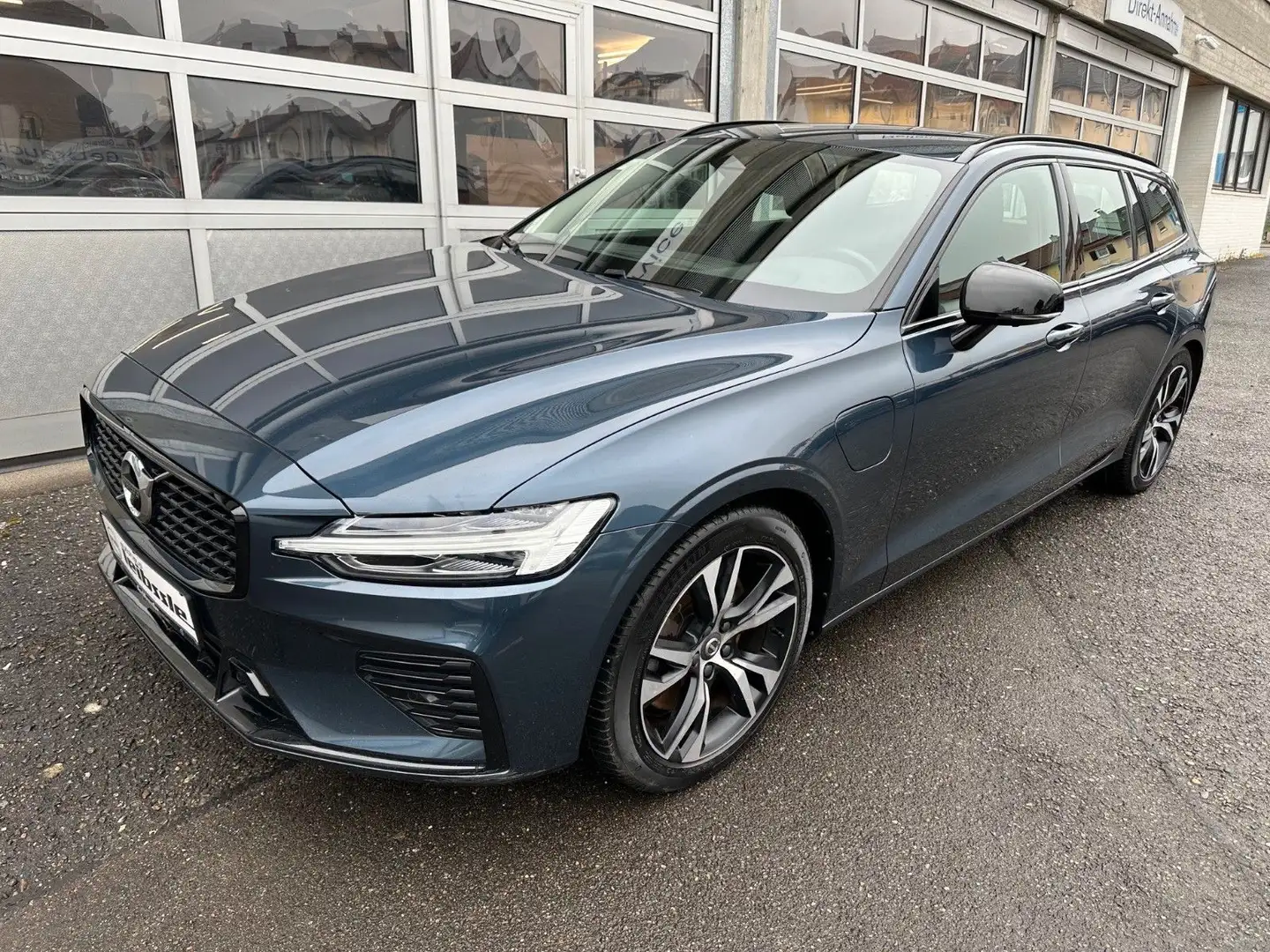 Volvo V60 T8 R-Design Expression AWD Plug-In Hybrid Blau - 1